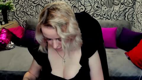 Snapshot of hotdreamhere chatting on January 30, 11:33 am Alice online show from January 30, 11:33 am