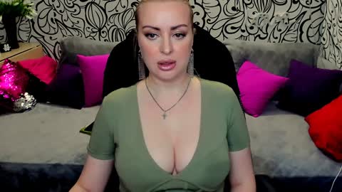 Snapshot of hotdreamhere chatting on February 6, 2:37 pm Alice online show from February 6, 2:37 pm