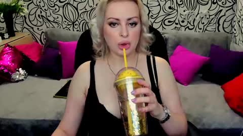 Snapshot of hotdreamhere chatting on February 11, 11:10 am Alice online show from February 11, 11:10 am