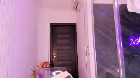 hotfallingdevil online show from March 8, 7:23 am