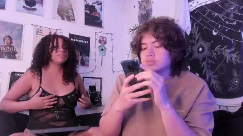 Snapshot of hothoneychile chatting on September 17, 2:30 pm Sam and Nico online show from September 17, 2:30 pm