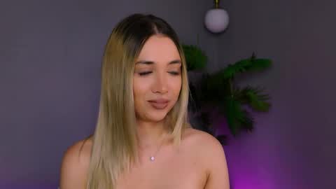 Snapshot of hotjessxx chatting on April 23, 4:24 am Maria online show from April 23, 4:24 am
