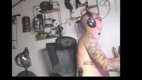 Snapshot of hotkinkytat chatting on April 11, 3:11 am hotkinkytat online show from April 11, 3:11 am