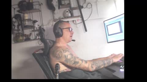 Snapshot of hotkinkytat chatting on April 16, 11:00 am hotkinkytat online show from April 16, 11:00 am