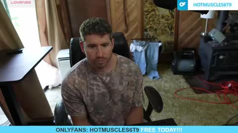 Snapshot of hotmuscles6t9 chatting on May 1, 7:40 pm hotmuscles6t9 online show from May 1, 7:40 pm