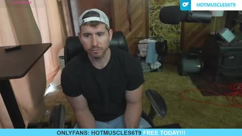 Snapshot of hotmuscles6t9 chatting on May 2, 6:57 pm hotmuscles6t9 online show from May 2, 6:57 pm