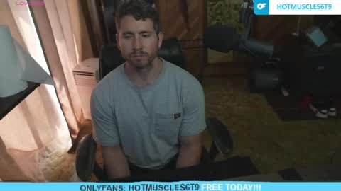 Snapshot of hotmuscles6t9 chatting on May 11, 4:48 pm hotmuscles6t9 online show from May 11, 4:48 pm