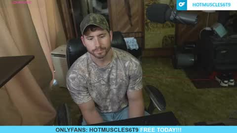 Snapshot of hotmuscles6t9 chatting on May 12, 7:44 pm hotmuscles6t9 online show from May 12, 7:44 pm