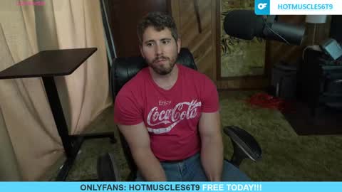 Snapshot of hotmuscles6t9 chatting on May 18, 10:15 pm hotmuscles6t9 online show from May 18, 10:15 pm