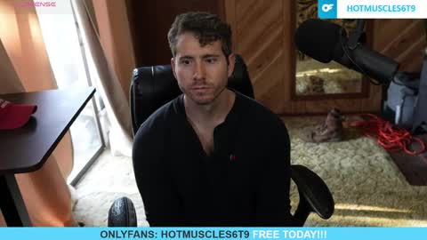 Snapshot of hotmuscles6t9 chatting on June 3, 1:36 pm hotmuscles6t9 online show from June 3, 1:36 pm