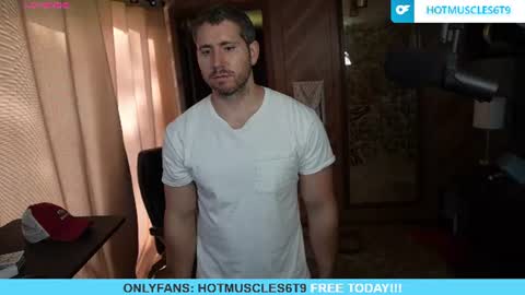 Snapshot of hotmuscles6t9 chatting on June 10, 2:05 pm hotmuscles6t9 online show from June 10, 2:05 pm