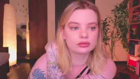 Snapshot of hottie_jane chatting on July 3, 11:27 am Jane online show from July 3, 11:27 am