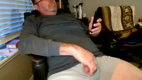 Snapshot of hottop_1981 chatting on April 24, 1:41 am Hottop 1981 online show from April 24, 1:41 am