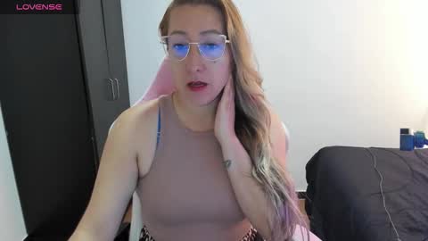 Snapshot of hottychrystal chatting on May 8, 1:05 pm hottychrystal online show from May 8, 1:05 pm
