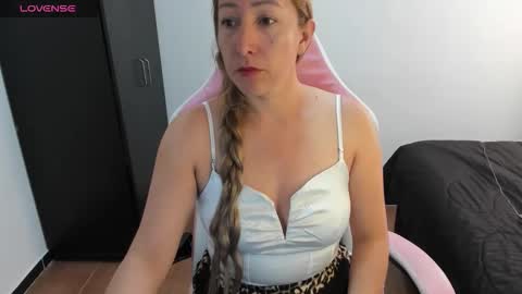 Snapshot of hottychrystal chatting on May 14, 2:35 pm hottychrystal online show from May 14, 2:35 pm