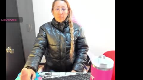 Snapshot of hottychrystal chatting on June 19, 1:37 pm hottychrystal online show from June 19, 1:37 pm