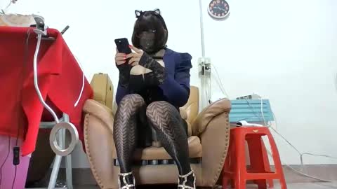 Snapshot of hourg chatting on May 17, 1:14 am Slutty little female cat online show from May 17, 1:14 am
