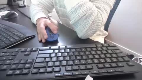 Snapshot of hoverday chatting on March 2, 8:04 pm hoverday online show from March 2, 8:04 pm