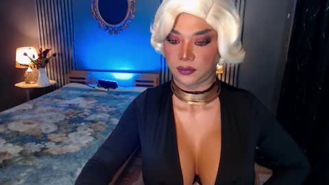 Snapshot of hugecockchristine chatting on October 25, 1:29 pm Christine online show from October 25, 1:29 pm