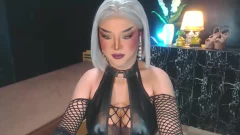 Snapshot of hugecockchristine chatting on June 2, 6:43 pm Christine online show from June 2, 6:43 pm