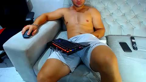 Snapshot of hugo_19cm chatting on April 20, 5:37 pm hugo19cm online show from April 20, 5:37 pm