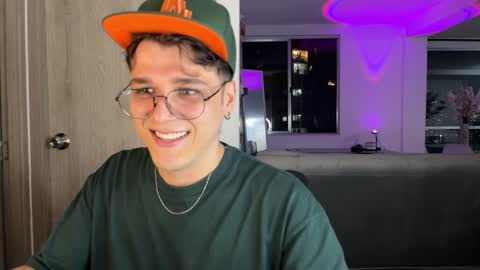 Snapshot of hun_damer chatting on September 20, 1:06 am hun_damer online show from September 20, 1:06 am