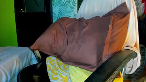 Snapshot of hungasiangirl chatting on January 8, 5:59 am help me make 25000 tokens for my mother HEARING aid online show from January 8, 5:59 am