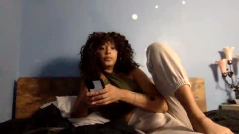 Snapshot of hunyybunz chatting on December 8, 3:21 am Goddess Hunyy online show from December 8, 3:21 am