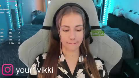 Snapshot of hustleebabyy_vikki chatting on February 20, 10:37 pm Vika online show from February 20, 10:37 pm