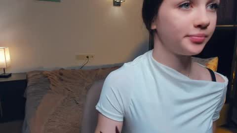 Snapshot of hwadwellingham chatting on April 23, 12:29 pm Lily online show from April 23, 12:29 pm