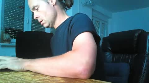 Snapshot of hypnoslutger chatting on June 21, 8:17 am hypnoslut online show from June 21, 8:17 am