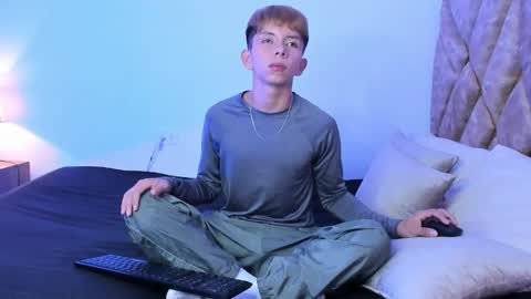 Son Hyunjin online show from December 21, 3:41 pm