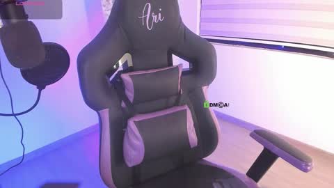 Snapshot of i_am_ari chatting on March 17, 1:43 am Ari online show from March 17, 1:43 am