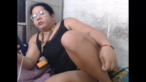 Snapshot of i_drain_u_bitch chatting on May 2, 12:37 am jamaeca online show from May 2, 12:37 am
