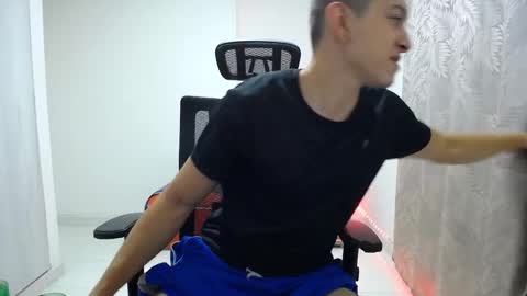 iam_yourbabyprincess_xd online show from December 6, 5:31 am