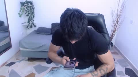 Snapshot of ian_west chatting on February 11, 11:59 am Ian online show from February 11, 11:59 am