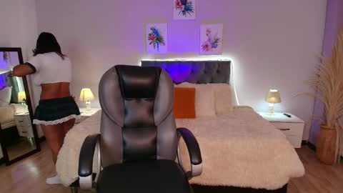 Snapshot of icysweetcam chatting on April 28, 11:37 am Icy online show from April 28, 11:37 am