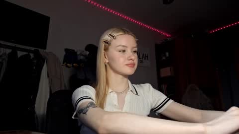 ShyLuna online show from February 19, 5:25 am