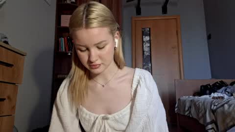 ShyLuna online show from April 3, 6:11 am