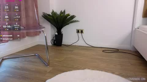 Snapshot of ilikeithaard chatting on October 25, 5:48 am Emma online show from October 25, 5:48 am