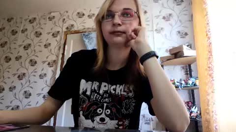 Snapshot of illacaudill chatting on June 12, 3:27 am Sophie online show from June 12, 3:27 am