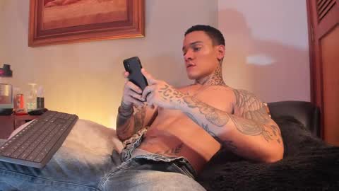 Snapshot of im_dominike chatting on February 13, 11:15 pm im_dominike online show from February 13, 11:15 pm