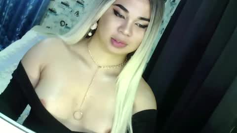 Snapshot of im_ur_sidechic8 chatting on February 16, 11:59 pm zhy online show from February 16, 11:59 pm