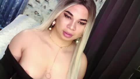 Snapshot of im_ur_sidechic8 chatting on February 18, 3:31 am zhy online show from February 18, 3:31 am