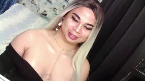 Snapshot of im_ur_sidechic8 chatting on February 18, 7:09 pm zhy online show from February 18, 7:09 pm