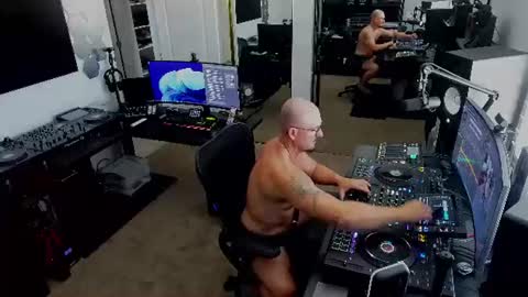 Snapshot of imdjazra chatting on June 16, 8:33 pm DJ Azra online show from June 16, 8:33 pm