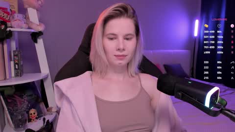 Mia online show from April 5, 10:12 am