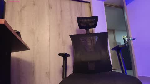 Snapshot of imyourg0d chatting on April 18, 5:44 am Daniel thumb up me please its important Im new INDEPENDENT MODEL online show from April 18, 5:44 am