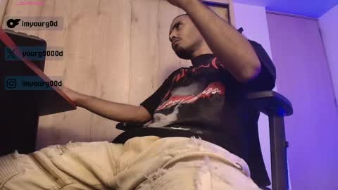 Snapshot of imyourg0d chatting on May 2, 6:29 am Daniel thumb up me please its important Im new INDEPENDENT MODEL online show from May 2, 6:29 am