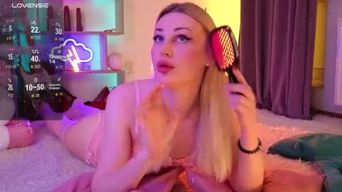 Snapshot of inchcaser chatting on April 25, 9:23 pm Dina Help me reach 100 likes online show from April 25, 9:23 pm